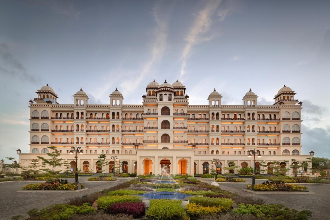 Uday Palace Navsari, A Member Of Radisson Individuals 外观 照片
