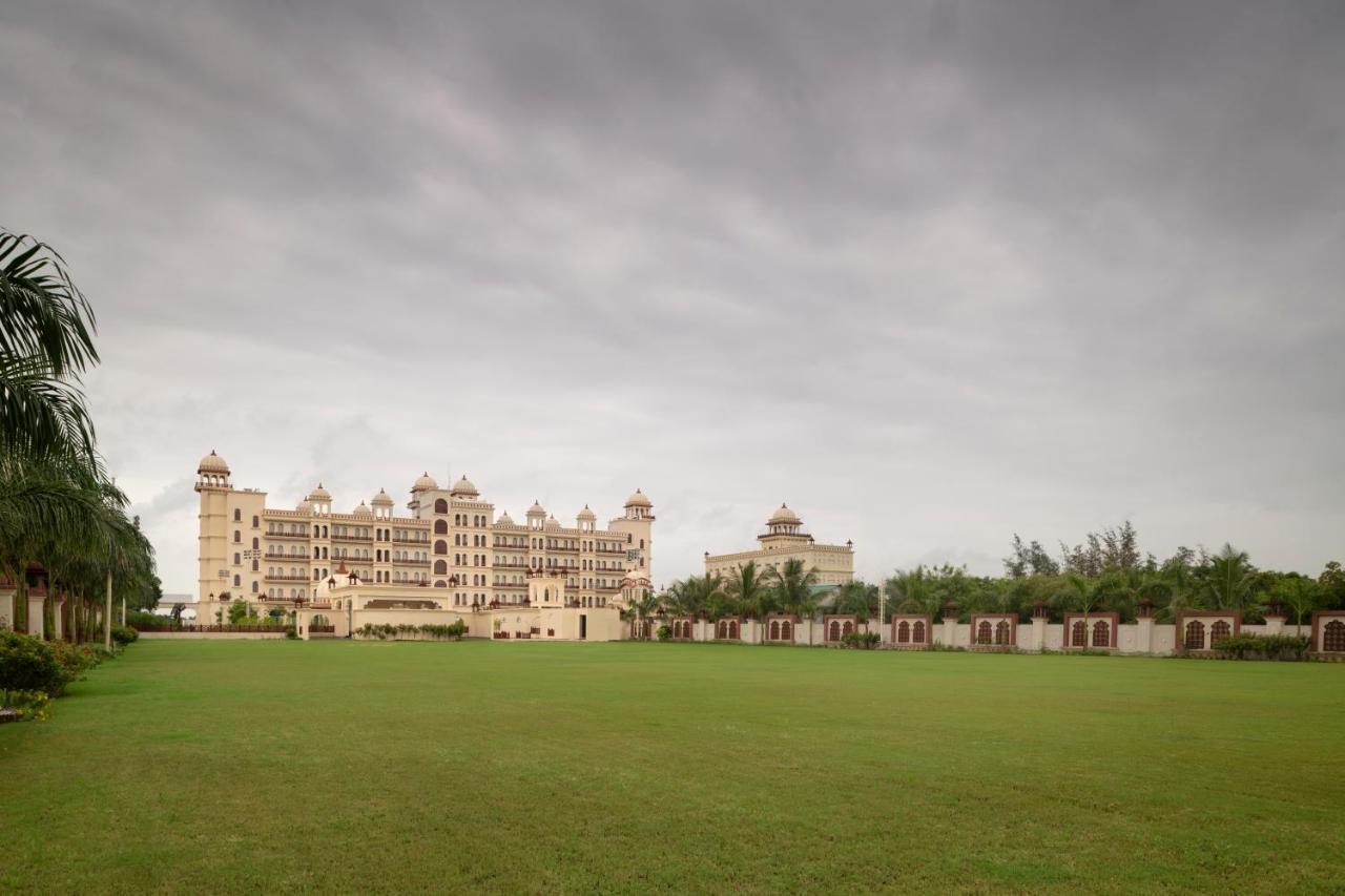 Uday Palace Navsari, A Member Of Radisson Individuals 外观 照片