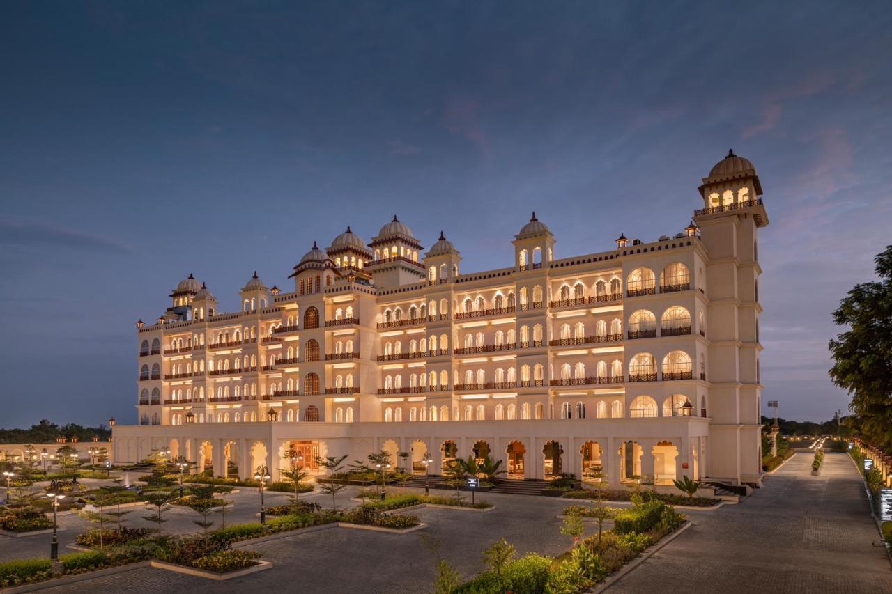 Uday Palace Navsari, A Member Of Radisson Individuals 外观 照片