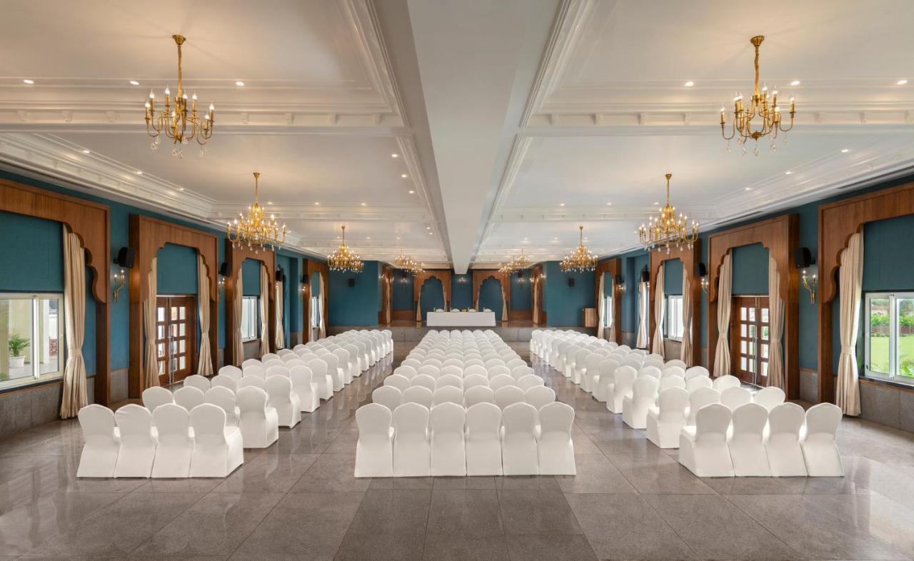 Uday Palace Navsari, A Member Of Radisson Individuals 外观 照片