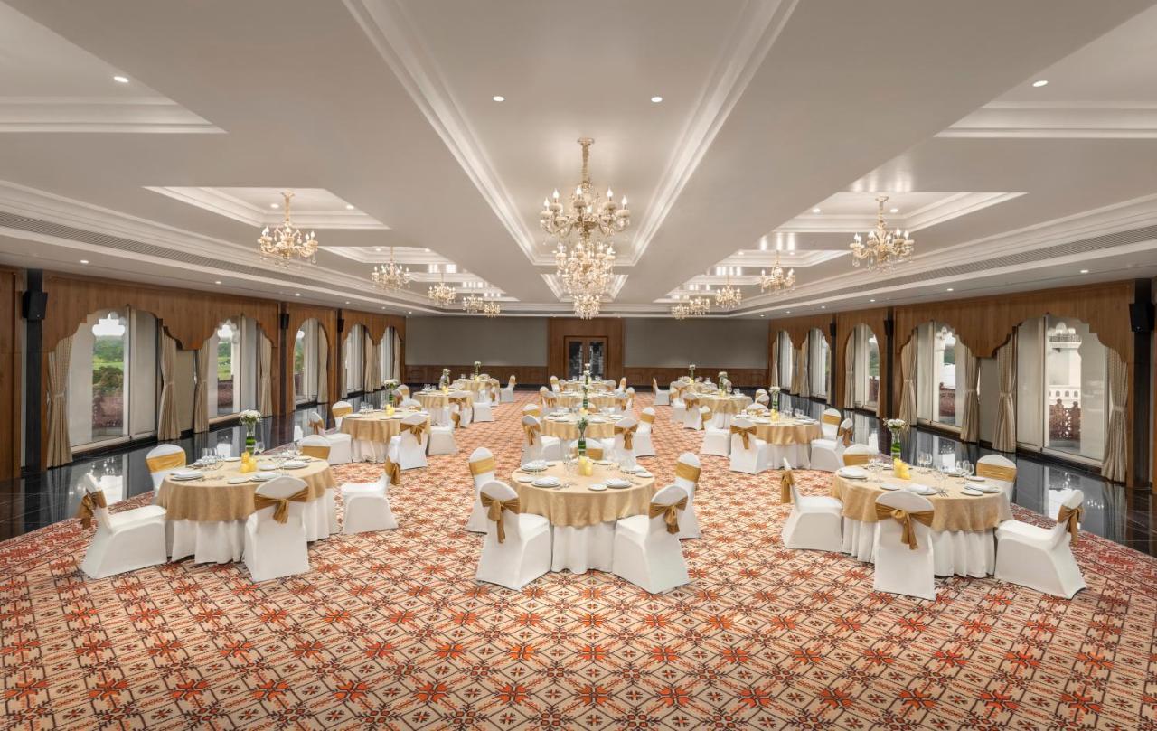 Uday Palace Navsari, A Member Of Radisson Individuals 外观 照片