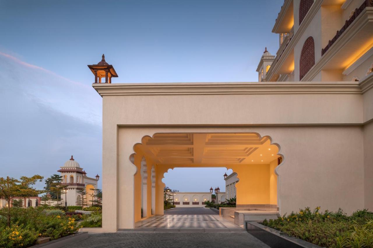 Uday Palace Navsari, A Member Of Radisson Individuals 外观 照片